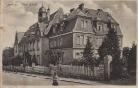 Hier geht es zur Karte mit dem Motiv 'Ein Mädchen vor der neuen Schule'